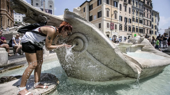 Con l'arrivo dell'anticiclone e l'allerta bollino rosso, i monumenti storici e le fontane della Capitale si trasformano nei principali punti di sosta per trovare un attimo di sollievo dall'afa asfissiante.