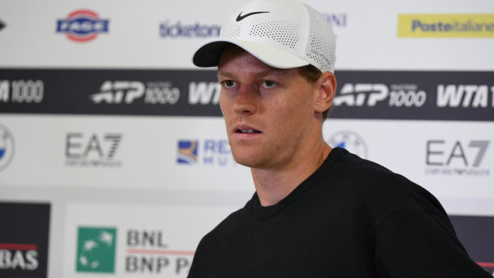 Sinner a Roma: il leader del tennis mondiale si prepara per il debutto al Foro Italico.