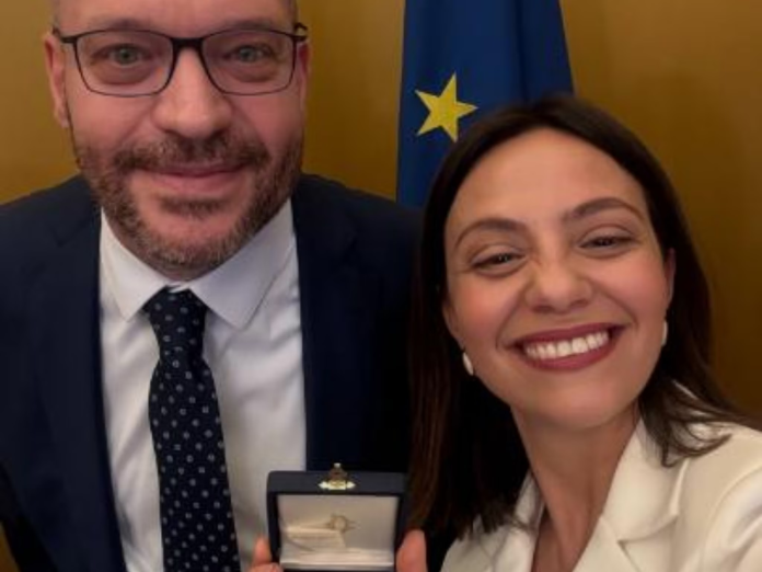 Il Presidente Lorenzo Fontana rende omaggio a Chiara Anicito e Barbara Palma per il loro impegno tra carriera e famiglia.