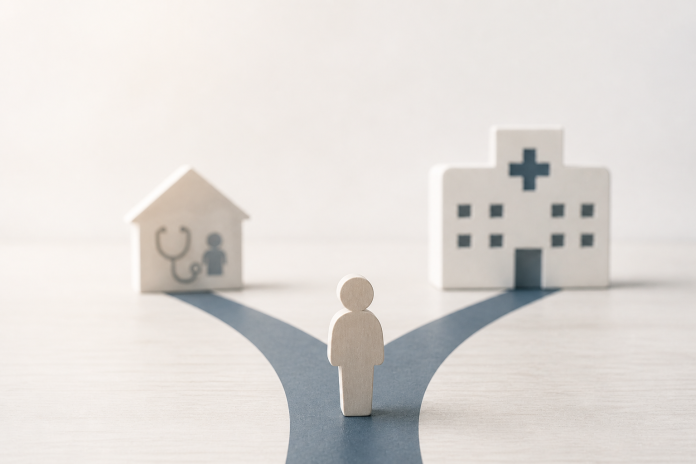 Un bivio tra casa e ospedale, simbolo della scelta tra prossimità umana e organizzazione della sanità territoriale