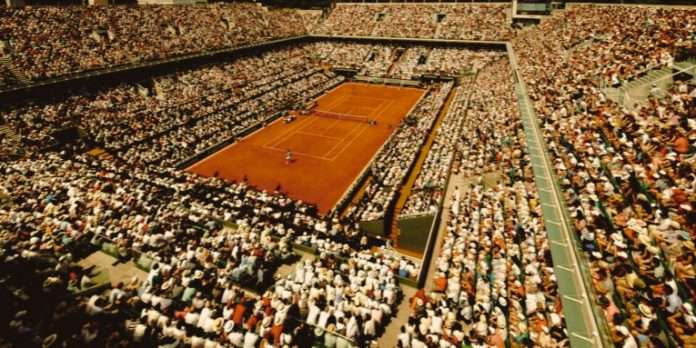 Chi era Roland Garros? Nato il 6 ottobre 1888, fu il pioniere dell'aviazione che conquistò il record di altitudine e realizzò la prima traversata aerea del Mediterraneo. Il suo nome vive oggi nel celebre torneo di tennis di Parigi.