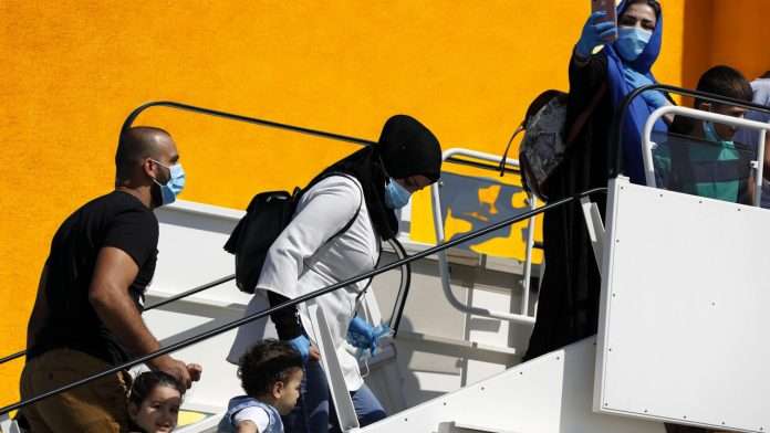 Nuovo regolamento rimpatri UE: 24 mesi di detenzione e centri all'estero per i migranti irregolari Stretta dell'Unione europea sui rimpatri: cosa prevede la nuova riforma L'Unione europea accelera sul fronte dell'immigrazione e introduce nuove regole che promettono di cambiare radicalmente la gestione dei migranti irregolari. L'accordo raggiunto tra Consiglio e Parlamento europeo sul nuovo regolamento dei rimpatri punta infatti a rendere più rapide ed efficaci le procedure di espulsione, rafforzando allo stesso tempo gli strumenti a disposizione degli Stati membri.
