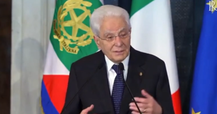 Il Presidente della Repubblica Sergio Mattarella, in un'immagine di repertorio durante un intervento istituzionale .In occasione della Giornata dedicata a questo tema, il Capo dello Stato ha evidenziato come curare i giovani e preservare la loro integrità rappresenti un fronte decisivo e una priorità assoluta per il futuro dell'intero Paese.