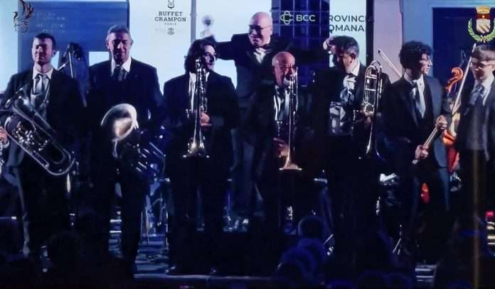 Un emozionante brano originale per orchestra, composto e magistralmente diretto dal Maestro Ferrer Ferran e dedicato con orgoglio all'Orchestra dei Fiati Gladiator Maximus.