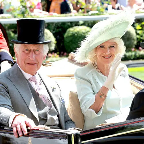 Royal Ascot 2026 prende il via nel Berkshire con l'arrivo della famiglia reale britannica, tra eleganza, tradizione e prestigiose corse ippiche