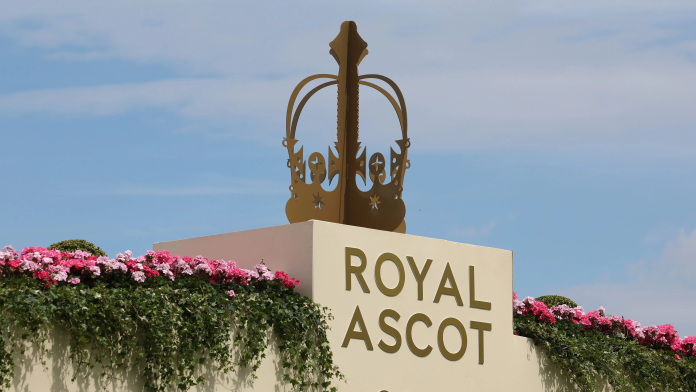 Dal 16 al 20 giugno 2026, l'ippodromo di Ascot ospita l'evento più atteso del mondo ippico. Cinque giorni di gare straordinarie dove lo sport d'élite incontra l'eleganza e la tradizione della monarchia britannica.