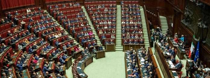 Salario minimo o contrattazione collettiva? La sfida che divide il Parlamento e ridisegna il futuro del lavoro