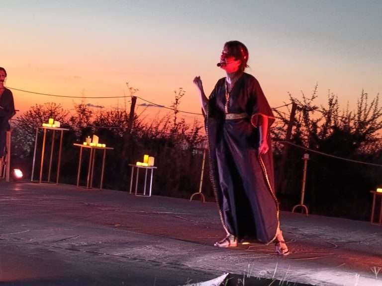 Il Teatro in cantina. Un viaggio tra teatro classico, mito e paesaggio: a Tenuta Rasocolmo il dramma antico torna in scena con una rassegna che unisce cultura, vino e territorio