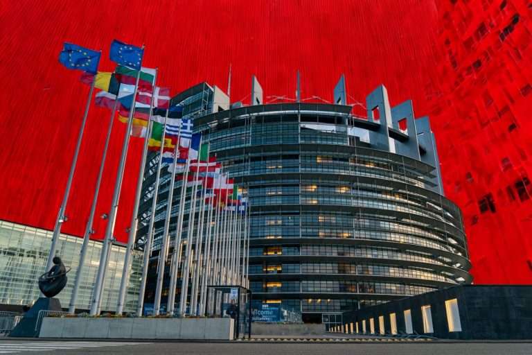 Parlamento europeo, 414 sì alla procedura contro ESN: verifiche sui valori dell'Unione e possibili effetti sui finanziamenti europei Il Parlamento europeo ha acceso i riflettori sul gruppo della destra radicale Europa delle Nazioni Sovrane (ESN), approvando con una larga maggioranza l'avvio della procedura che consentirà all'Autorità per i partiti politici europei e le fondazioni politiche europee di verificarne il rispetto dei valori fondanti dell'Unione europea.