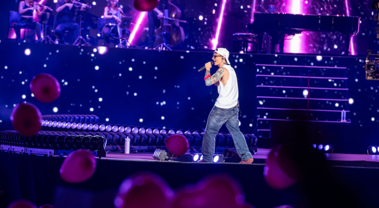 Il raduno degli ultimi è diventato il trionfo dei primi. 250mila anime a Tor Vergata per il concerto dei record. Una maratona da oltre 45 canzoni, un'energia travolgente e la certezza che questa favola non finirà