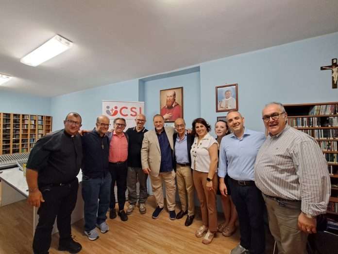 «Il riconoscimento conferito dall’UCSI Sicilia a Francesco Pira premia un percorso che unisce giornalismo, ricerca universitaria e impegno associativo, nel segno della formazione, del servizio e della responsabilità sociale della comunicazione.»