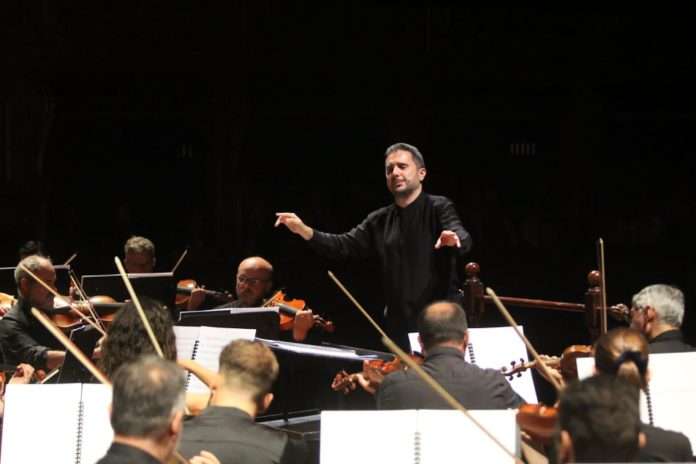 L'energia e l'intensità del Maestro Alberto Maniaci durante un'esecuzione orchestrale. Foto di Franco Lannino.