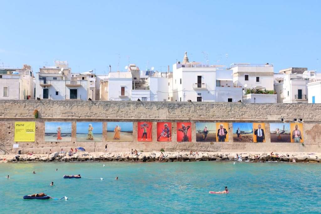 Eventi agosto in Puglia, Le installazioni di PhEST incontrano il paesaggio marittimo e il centro storico di Monopoli.  Fonte: Pensieri in Viaggio