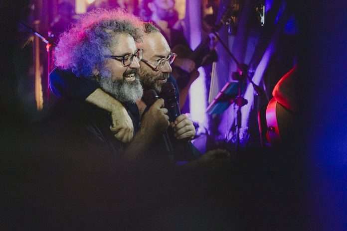 Mario Incudine e Simone Cristicchi durante la serata in Sicilia: due linguaggi artistici, un dialogo attraverso le storie. Foto di Ylenia Milici