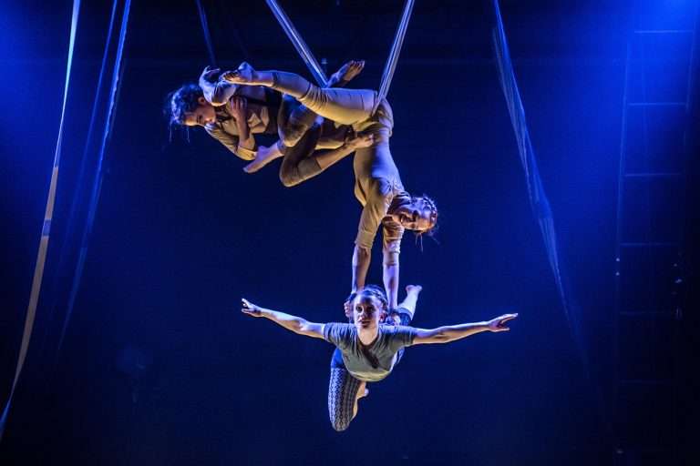 Il circo contemporaneo affida la meraviglia al talento umano, tra acrobazia, danza e nuove forme di spettacolo. Un modello che rinuncia agli animali e ripensa la tradizione della pista
