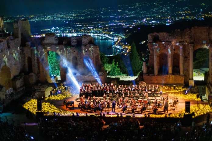 Il Teatro Antico di Tindari durante uno spettacolo. Eventi in Sicilia fino al 31 agosto 2026
