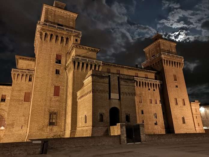 Il Castello Estense di Ferrara in una notte d’estate. Foto Fabrizio Marcheselli/Wikimedia Commons – CC BY-SA 4.0
