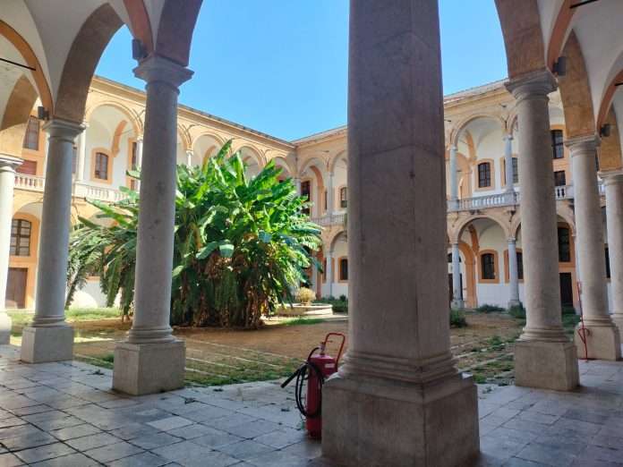 Il maestoso Chiostro del Real Albergo dei Poveri di Palermo ospita la mostra d'arte contemporanea 