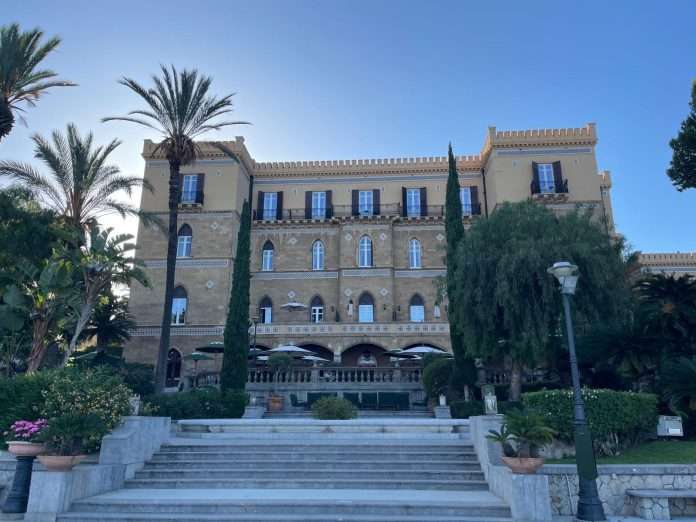 Dominando il golfo di Palermo dal promontorio dell'Acquasanta, Villa Igiea è lo storico hotel di lusso firmato da Ernesto Basile per Ignazio Florio, un'icona senza tempo che racchiude in sé l'epopea della famiglia e il fascino della Palermo Liberty. foto: Angelo Meschis