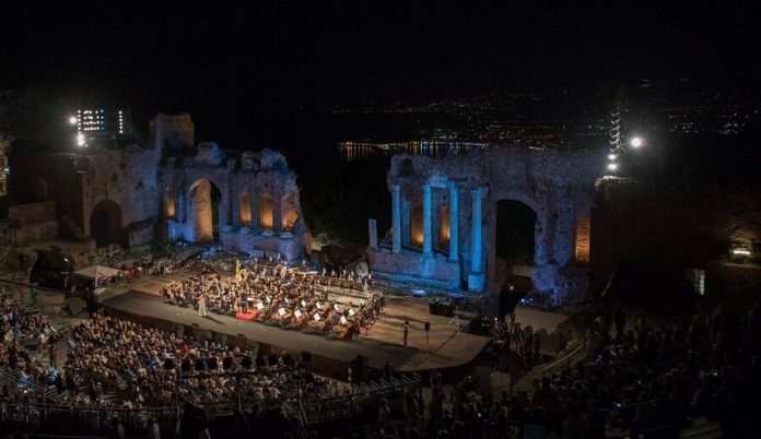 Dai teatri antichi ai borghi, la Sicilia si trasforma in un palcoscenico diffuso