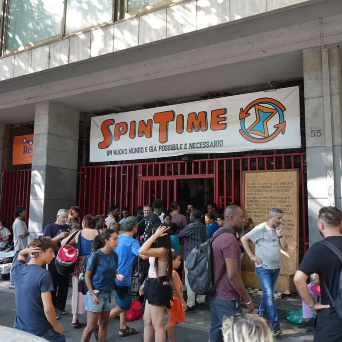 Lo stabile di Spin Time, in via Santa Croce in Gerusalemme a Roma, evacuato dopo l’incendio divampato nella notte tra il 29 e il 30 luglio