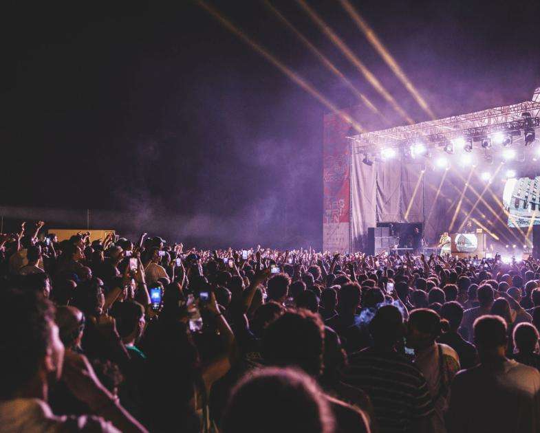 Eventi agosto in Puglia. Una serata del Locus Festival, la rassegna che porta la musica italiana e internazionale nel cuore della Valle d’Itria.  Fonte: Trulli da Mari