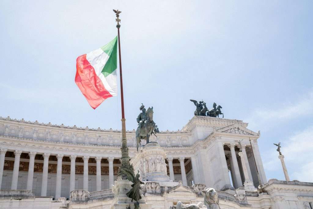 Fascismo. La bandiera italiana davanti all’Altare della Patria, a Roma. Foto di Daisa TJ/Pexels